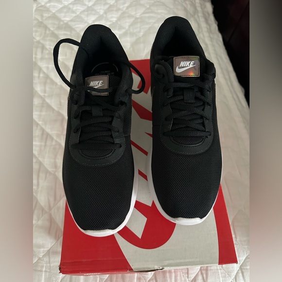 Nike women’s tanjun Black and White Sneakers - Picture 2 of 4